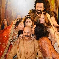 Housefull 4: Riteish Deshmukh does the Bala Dance in the middle of the road!