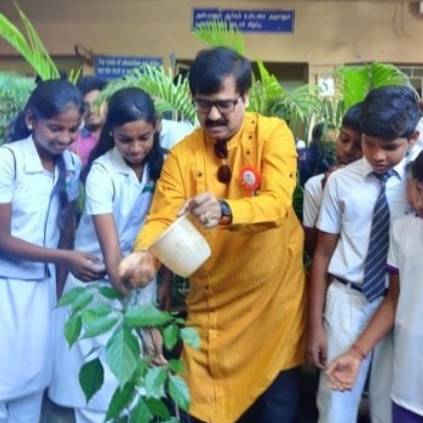 Indian 2 actor Vivekh shares the video of a new found talent on his twitter page.