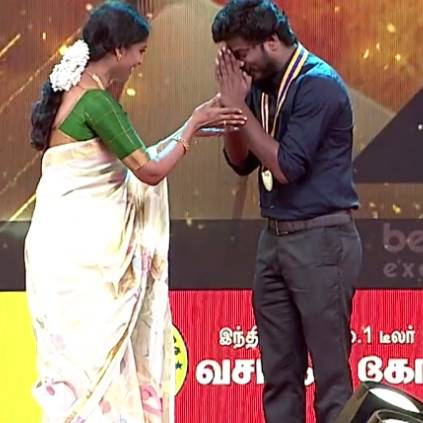 Kaala Manikandan's award at Behindwoods Gold Medals