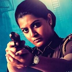 &ldquo;Makkal Selvi&rdquo; Varalaxmi Sarathkumar&rsquo;s intriguing look from her cop-film out!