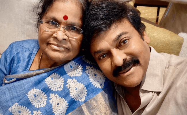 Megastar Chiranjeevi proposes selfie with mother during Corona lockdown