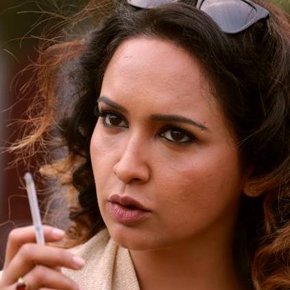 Popular actress smokes more than 1000 cigarettes for Srikanth’s Un Kadhal Irundhal, viral pics here