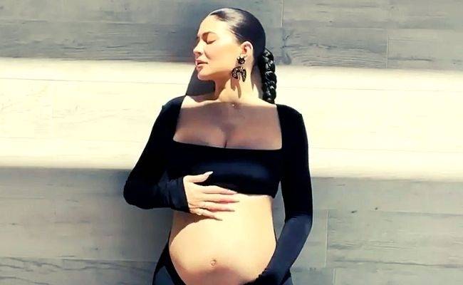 Pregnant actress goes completely nude for photoshoot - Fans in shock and anger