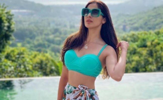 Raai Laxmi's beachside pictures makes us want to take a vacay right away! Check out