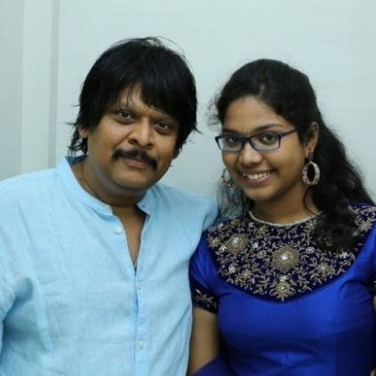 Rajhesh Vaidhya and Malavika's heart melting live performance of Kaathalae Kaathalae