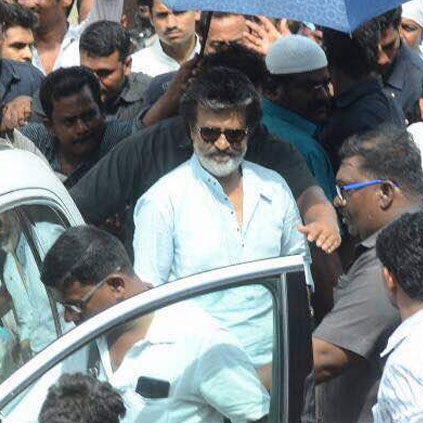Rajinikanth creates a rage at Kaala shooting spot in Mumbai