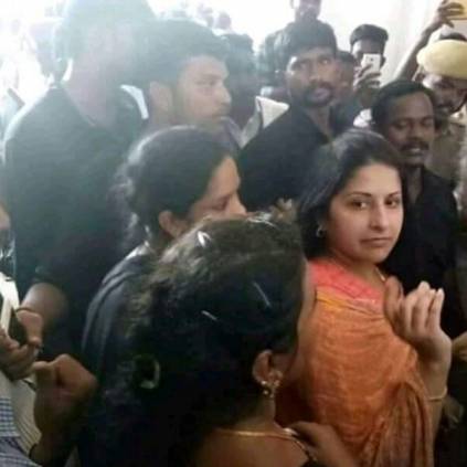 Sangeetha Vijay pays last respects to Karunanidhi on behalf of Vijay