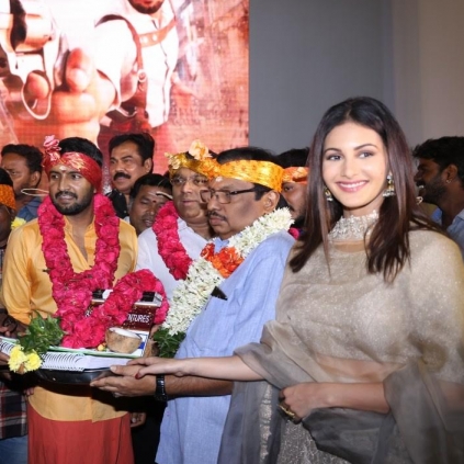 Santhanam's film is titled as Odi Odi Uzhaikkanum