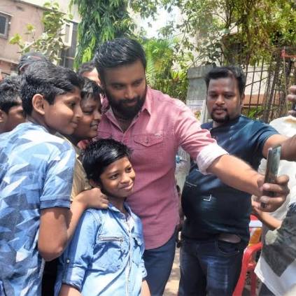 Sasikumar mobbed and celebrated on Mumbai streets during his movie shoot