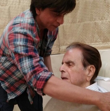 Shah Rukh Khan visits yesteryear actor Dilip Kumar at his residence