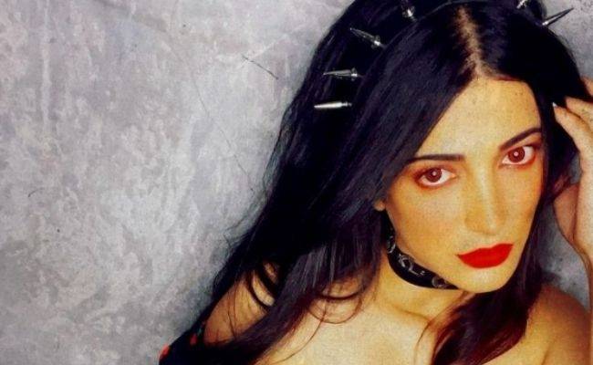 Shruti Haasan poses with Santanu's artwork; super HOT pics go VIRAL