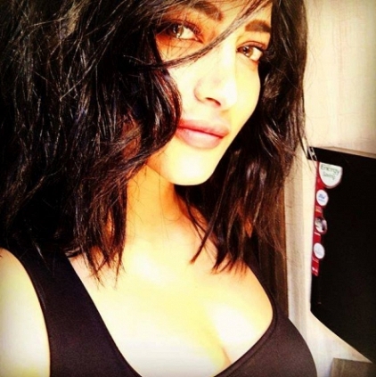 Shruti Haasan with Virat Kohli, Watson and Gayle for a commercial