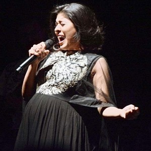 Sunidhi Chauhan flaunts baby bump in musical style