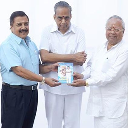 Sivakumar releases AVM Saravanan's Naanum Cinemavum book