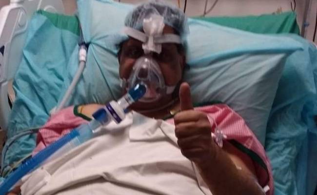 SP Balasubrahmanyam flashing thumbsup sign from hospital bed