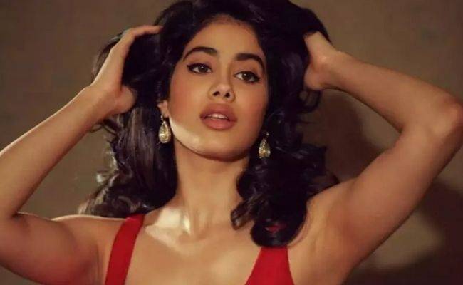 Sridevi's daughter Janhvi Kapoor's beach side sunset pics set the internet ablaze; Take a look