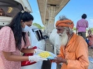 Sun TV serial actress helps people during lockdown; posts pics – Netizens go emotional!