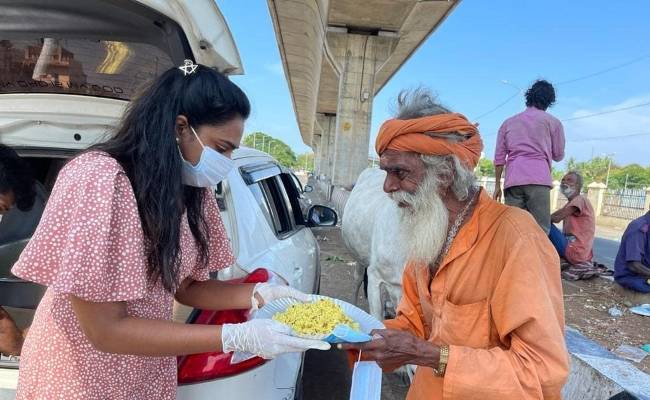Sun TV actress Bharatha Naidu helps people during lockdown