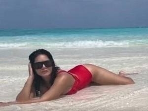 Sunny Leone sets temperature soaring in a cut-out red monokini - Video!