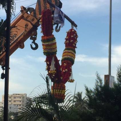 Thalapathy fans in Karnataka brought a huge garland in crane for Vijay at Thalapathy 64