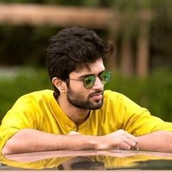 Vijay Deverakonda love-attacked by a fan, don't miss the viral video!