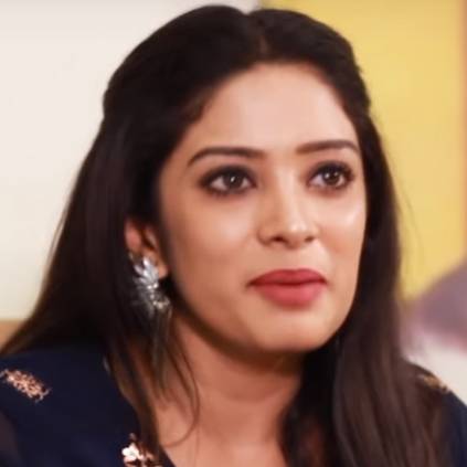 Vijay surprises VJ Diya by praising her hosting skills