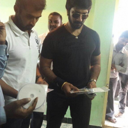 Vishal seizes pirated dvds of Marudhu, Pencil, KO2, 24 and Theri