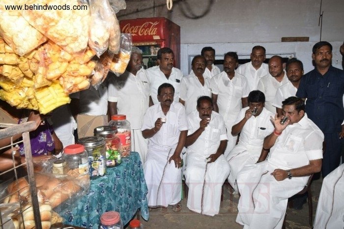 Chief Minister Edappadi K Palaniswami drinks Tea with other ministers