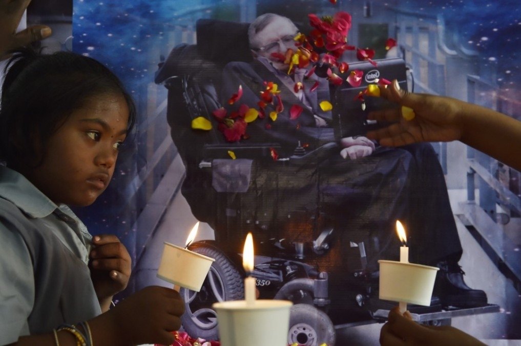 Children holding candles to honour the passing of scientist Stephen Hawking
