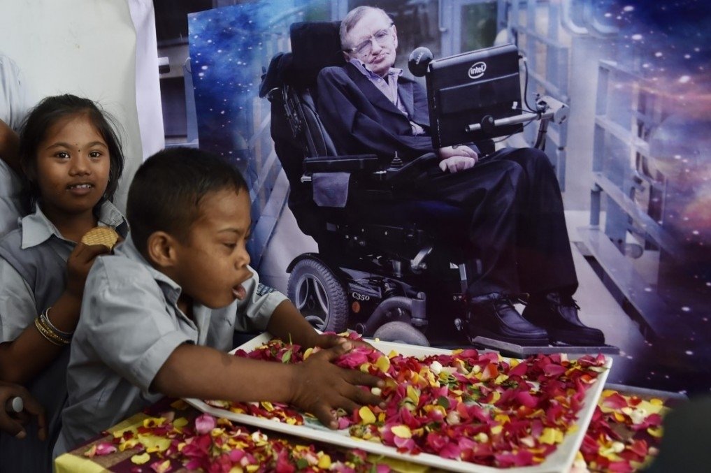 Children holding candles to honour the passing of scientist Stephen Hawking  - Event HD photos & stills