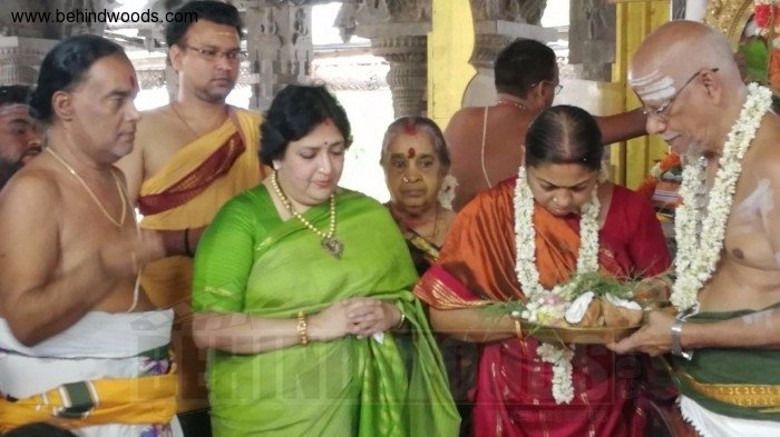 Latha Rajinikanth's visit to Kanchipuram Kamatchi Amman Temple
