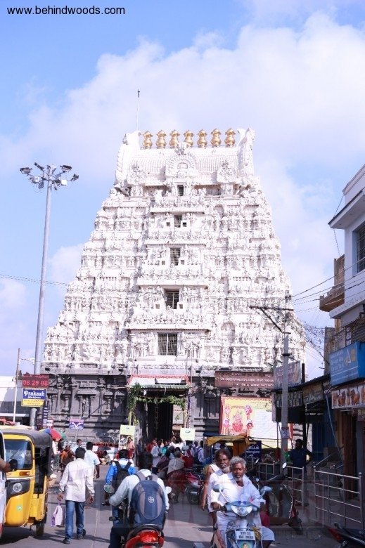 Latha Rajinikanth's visit to Kanchipuram Kamatchi Amman Temple