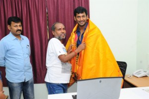 Ondikkatta Team Meet With Vishal And Prabhu Deva