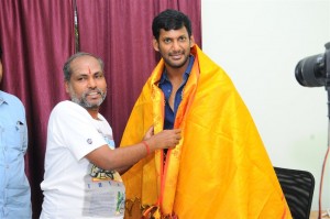 Ondikkatta Team Meet With Vishal And Prabhu Deva