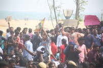 Thadai Athai Udai - Jallikattu Supporters at Marina 