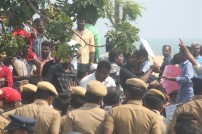 Thadai Athai Udai - Jallikattu Supporters at Marina 