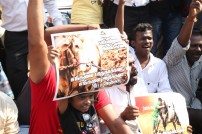 Thadai Athai Udai - Jallikattu Supporters at Marina 