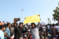Thadai Athai Udai - Jallikattu Supporters at Marina 