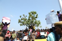 Thadai Athai Udai - Jallikattu Supporters at Marina 