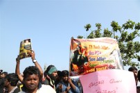 Thadai Athai Udai - Jallikattu Supporters at Marina 