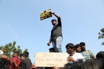 Thadai Athai Udai - Jallikattu Supporters at Marina 