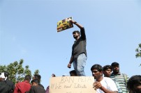 Thadai Athai Udai - Jallikattu Supporters at Marina 