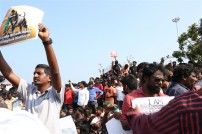 Thadai Athai Udai - Jallikattu Supporters at Marina 