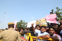 Thadai Athai Udai - Jallikattu Supporters at Marina 