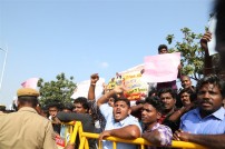 Thadai Athai Udai - Jallikattu Supporters at Marina 