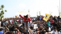 Thadai Athai Udai - Jallikattu Supporters at Marina 