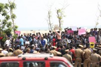 Thadai Athai Udai - Jallikattu Supporters at Marina 