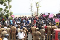 Thadai Athai Udai - Jallikattu Supporters at Marina 