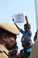 Thadai Athai Udai - Jallikattu Supporters at Marina 