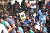 Thadai Athai Udai - Jallikattu Supporters at Marina 